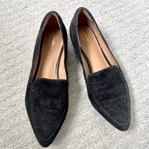 Clarks Artisan Women’s Black Suede Pointed Toe Loafers - Picture 1 of 5